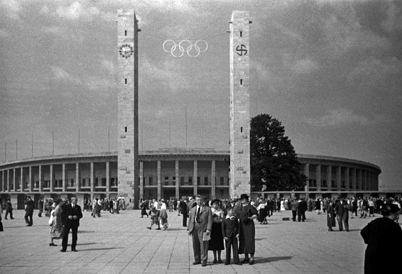 Entrada do Estádio Olímpico de Berlim em 1936. (fonte: Wikimedia.org)