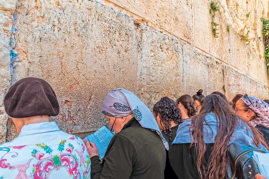 Mulheres judias orando em frente ao muro das lamentações