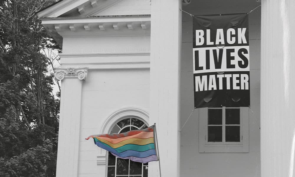 Banner da BLM com a bandeira LGBT do lado de fora de uma igreja em Lexington, Massachusetts.