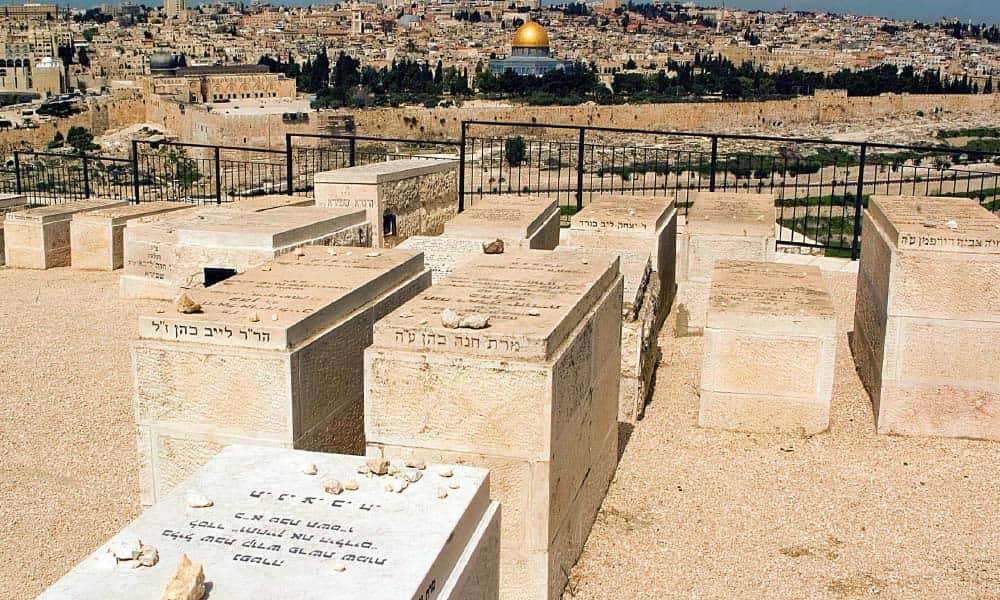 Cemitério judaico no monte das Oliveiras, o mais antigo e importante de Jerusalém, datado de 1000 a.C