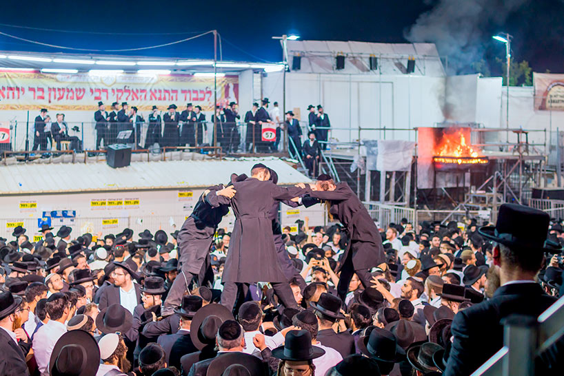 Judeus ortodoxos dançando na colina do rabino Shimon bar Yochai, em Meron, Israel, no feriado de Lag BaÔmer.