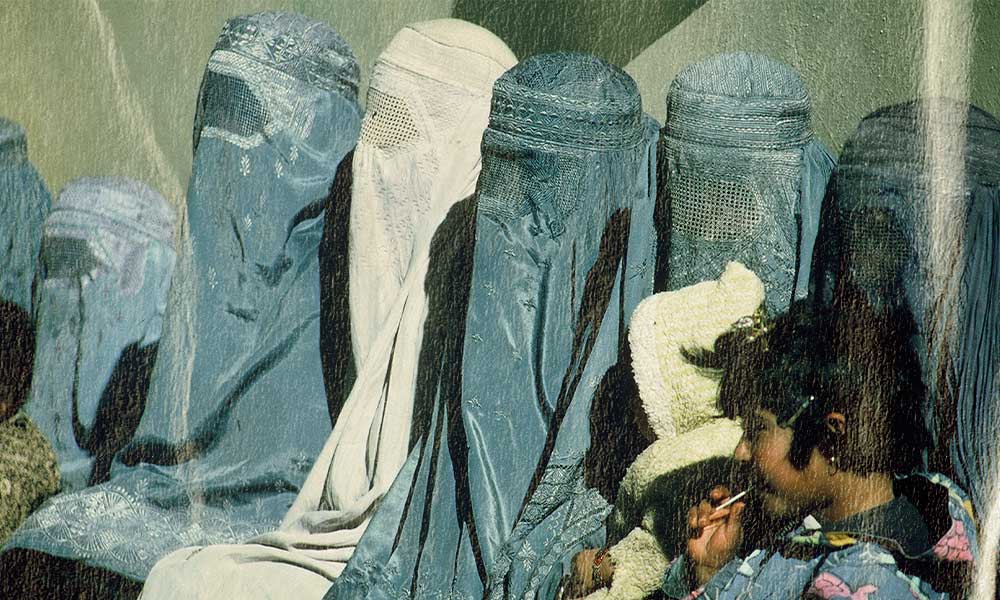 Grupo de mulheres afegãs vestindo a burca. (Wikipédia)