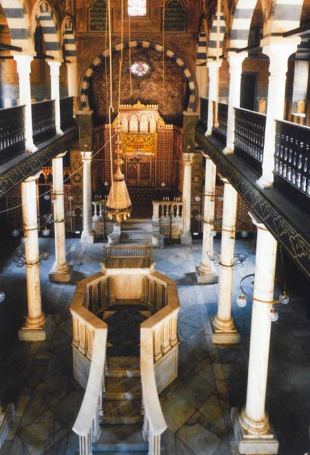 Interior da sinagoga Ben-Esra, no Cairo (Wikipedia).