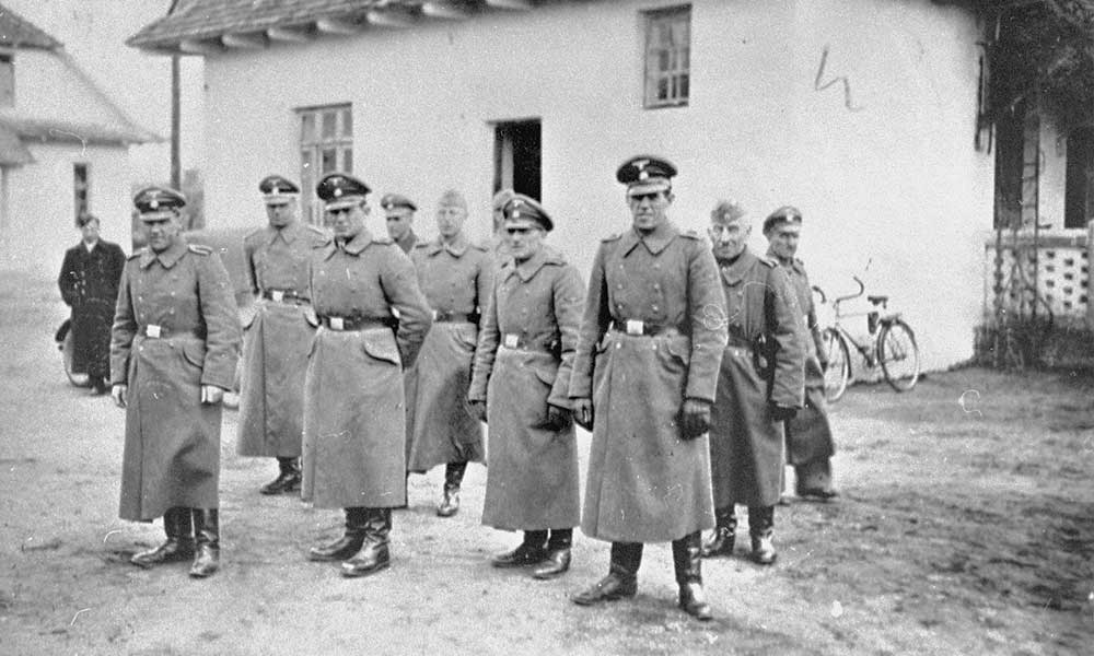 Soldados da SS no campo de extermínio Belzec (1942).Foi o primeiro campo de extermínio alemão, situado na Polônia.