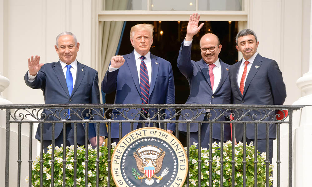 Benjamin Netanyahu, Donald Trump, Abdullatif bin Rashid Al Zayani e Abdullah bin Zayed Al Nahyan em cerimônia dos Acordos de Abraão na Casa Branca.