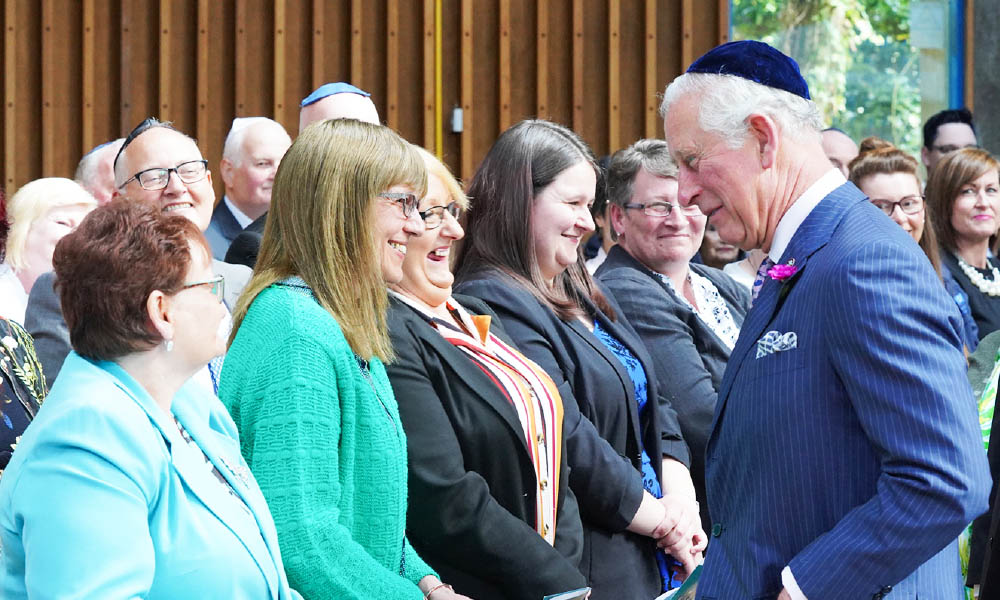 Rei Charles III e membros da Comunidade Judaica na Congregação Judaica de Belfast em 2019. Foto: Wikipedia