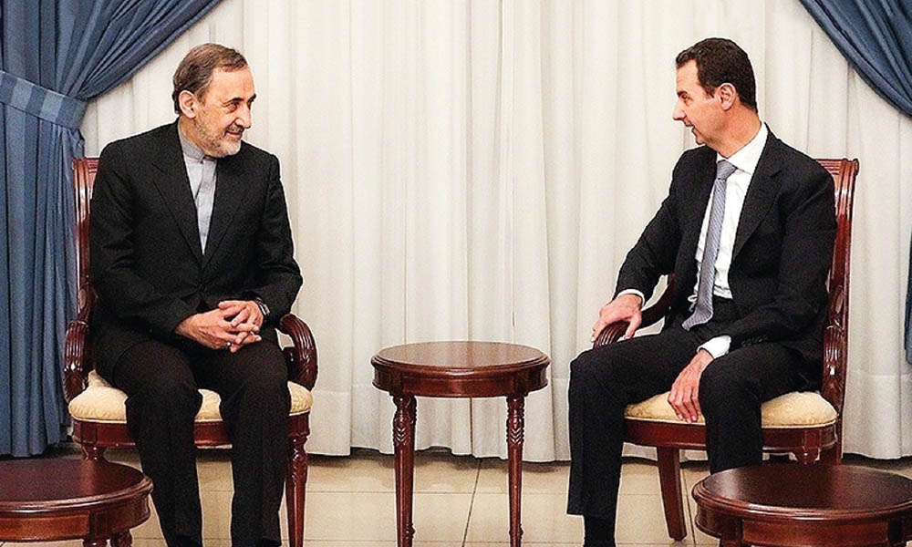 Encontro de Bashar al-Assad (direita) com o representante especial iraniano Ali Akbar Velayati.