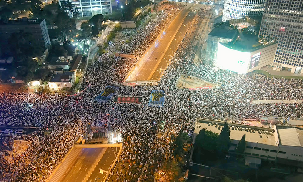 Israelenses reunidos nas ruas de Tel Aviv em protesto contra a reforma judiciária, fevereiro de 2023.