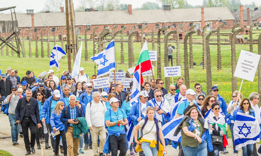 Judeus e poloneses na "Marcha dos Vivos", uma marcha memorial realizada todos os anos na chamada "estrada da morte" do antigo campo de extermínio nazista alemão de Auschwitz a Auschwitz II-Birkenau na Polônia.